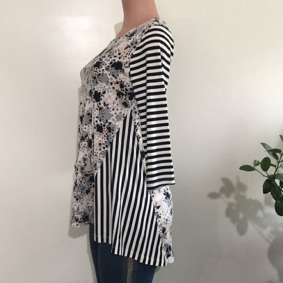 LOGO by Lori Goldstein Rayon 230 Top with Striped Sleeves - Picture 3 of 5